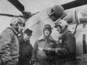 Die Besatzung spricht den Flugauftrag durch. Oberleutnant Thomas Lüth, Unteroffizier Björn Lüth, Feldwebel Jan Krause und Hauptmann Roland Zimmerling.